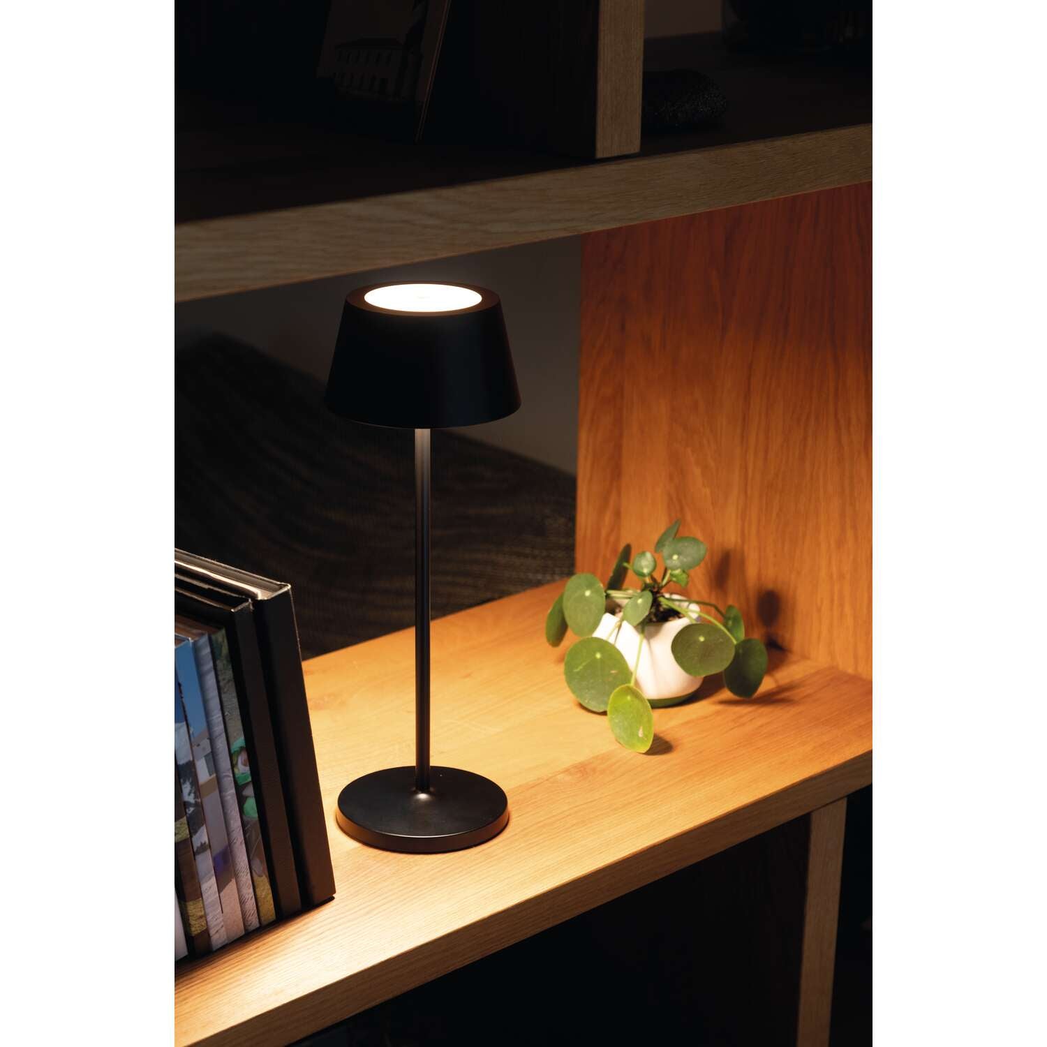 MAUL LED Tischleuchte Nina – Akku, USB-C & Ladestation, stufenlos dimmbar – 4000 K – 210 lm 3 W – Schwarz