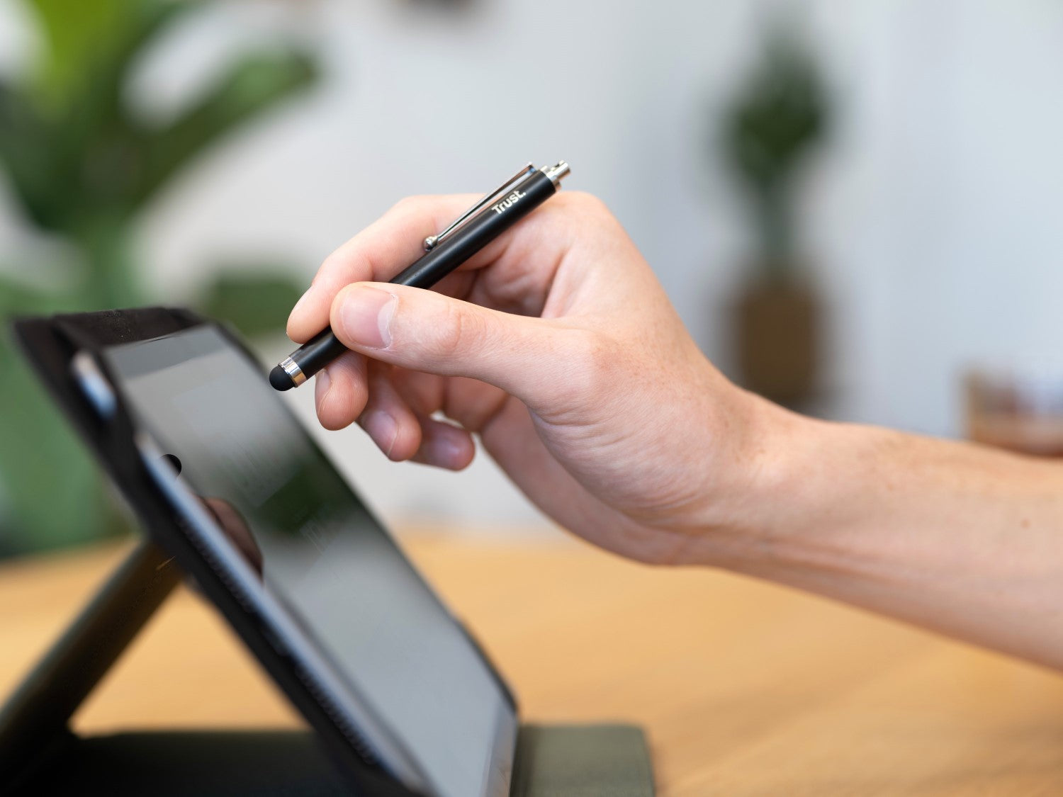 Trust Eingabestift für Tablets und Touch-Geräte – weiche Gummispitze, mit Clip – Schwarz