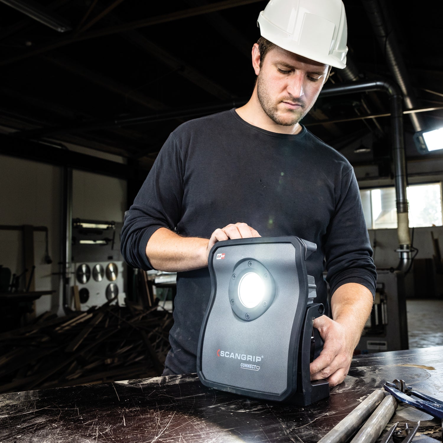 SCANGRIP Arbeitsleuchte Nova 4 Connect – 4000 lm, 30 W, IP65, Akku/Netz, dimmbar – Schwarz