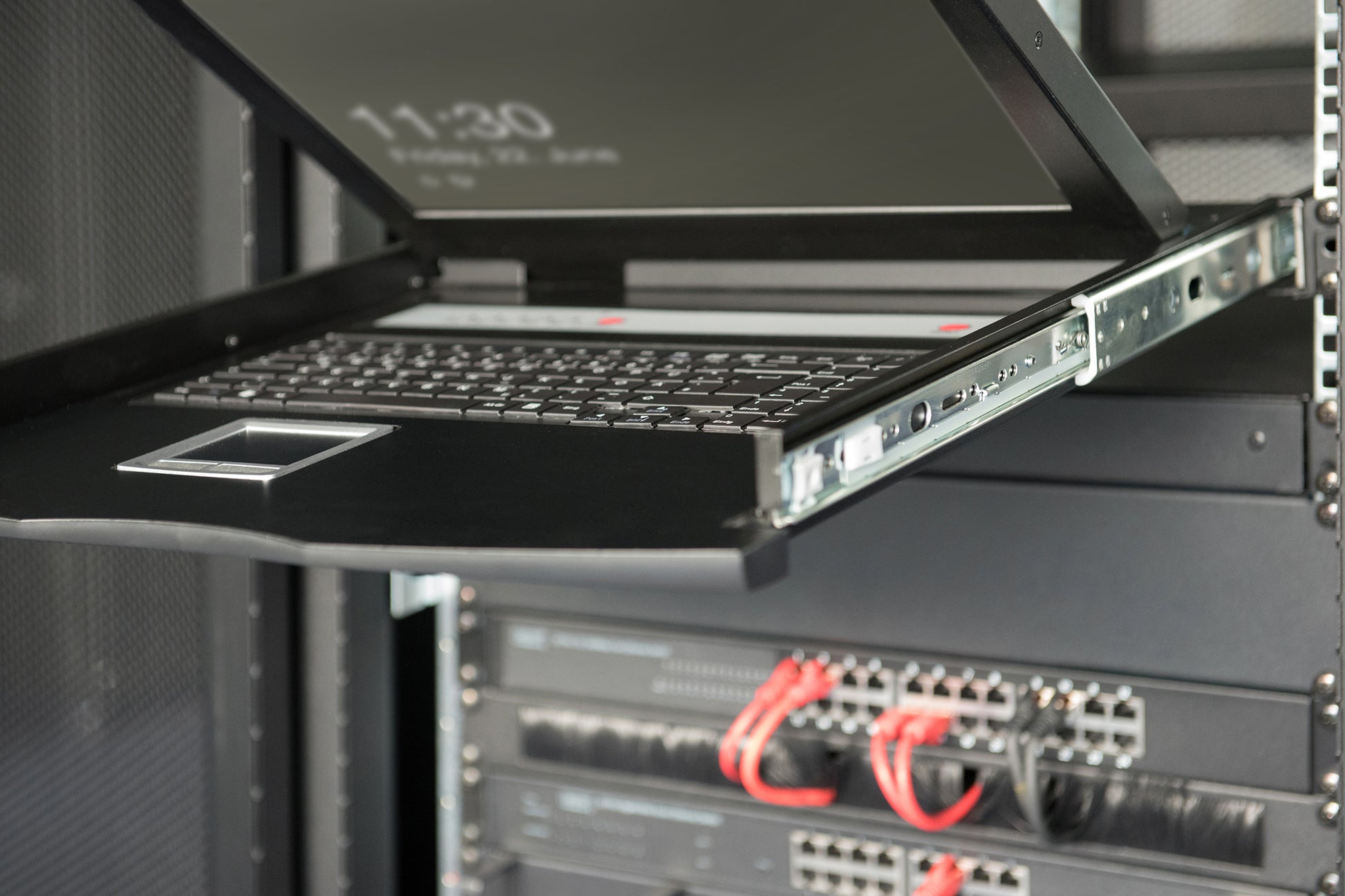 Digitus 19" Rack-LCD-Konsole – 1920 × 1080, 16-Port KVM, USB 2.0, CH QWERTZ – 1U