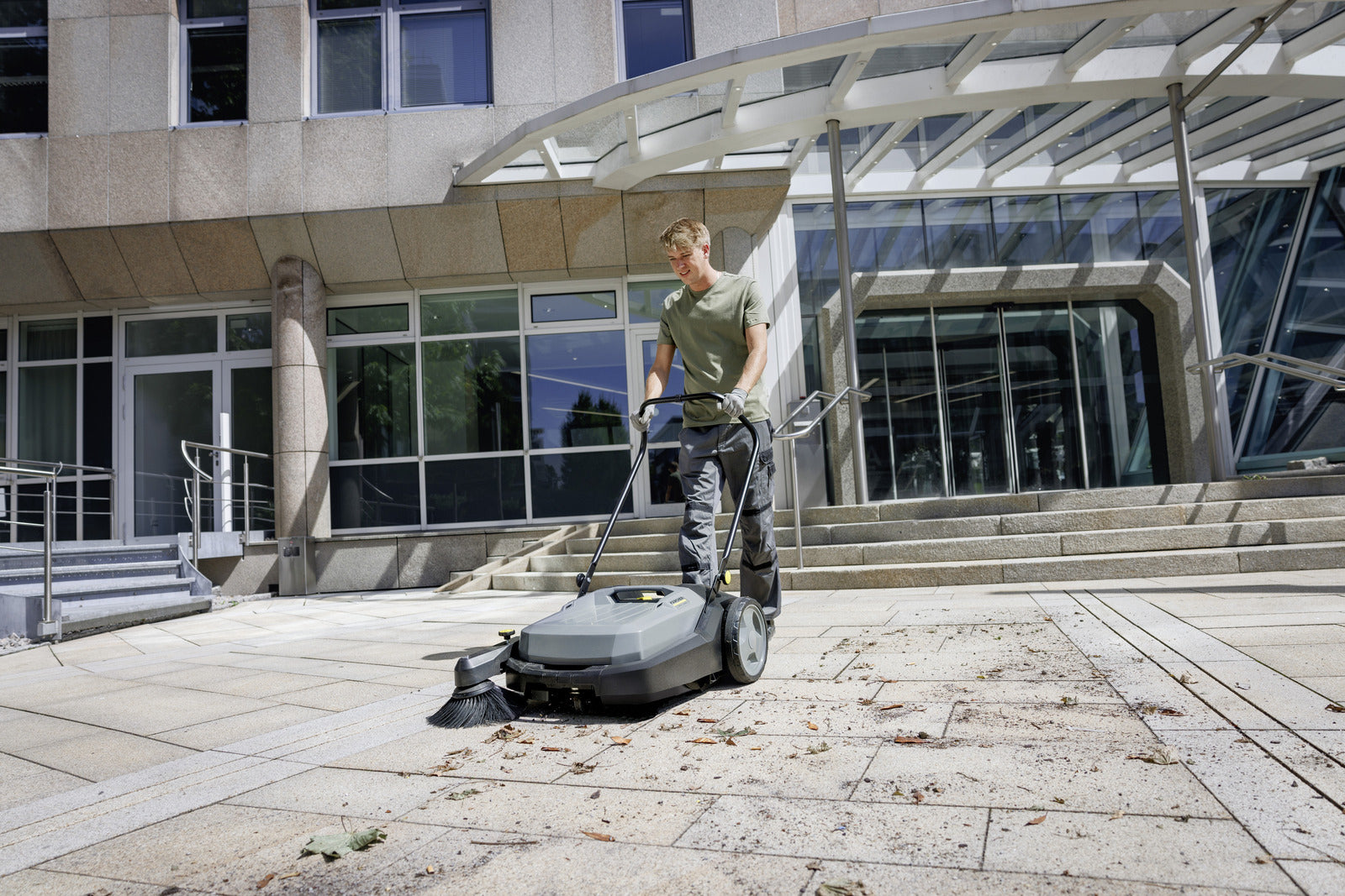 Karcher AG Kehrmaschine KM 70/20 C – Arbeitsbreite 48 cm, manuell, schwarz