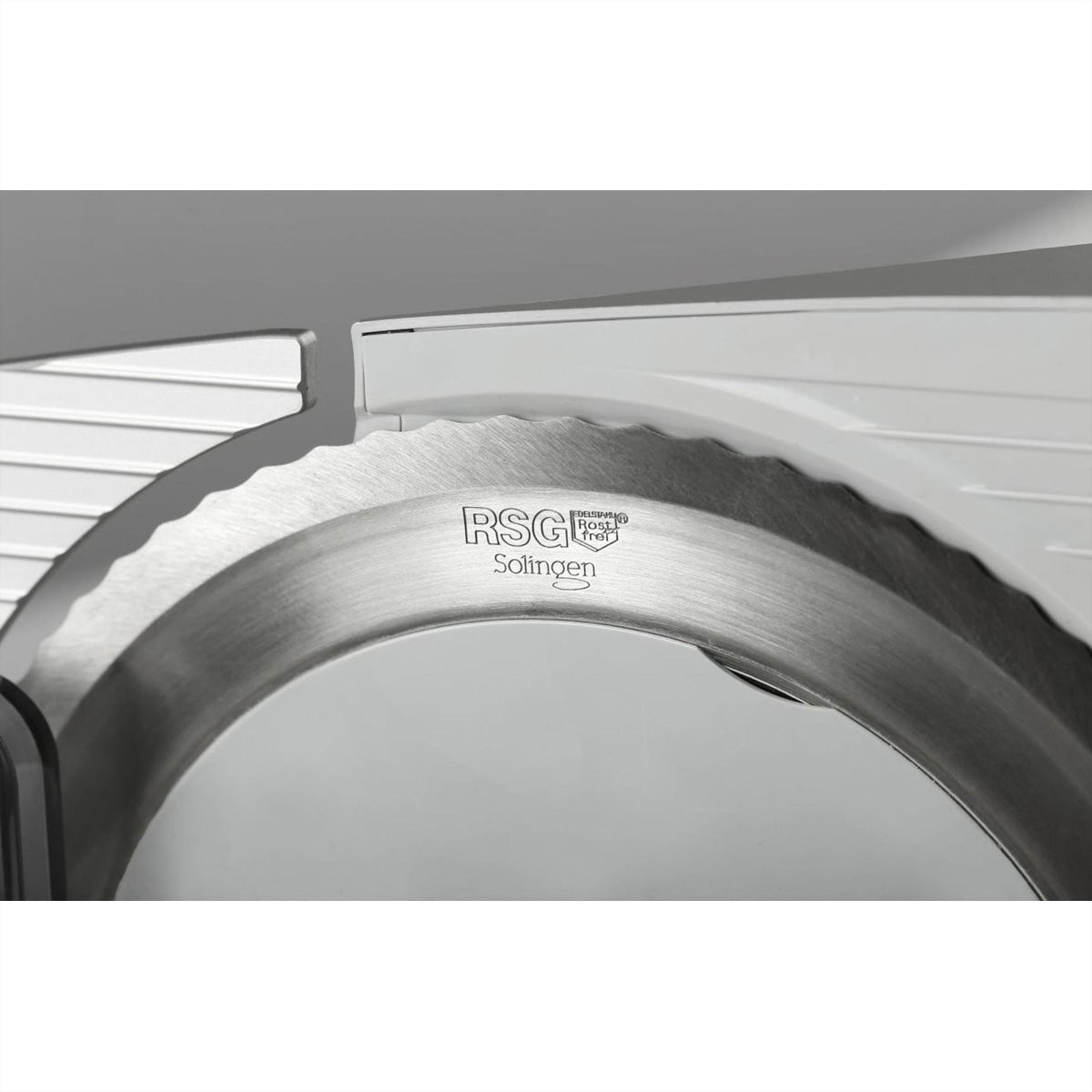 Gorenje Allesschneider R607A – 15 mm, Ø 17 cm, 110 W – Kunststoff/Edelstahl