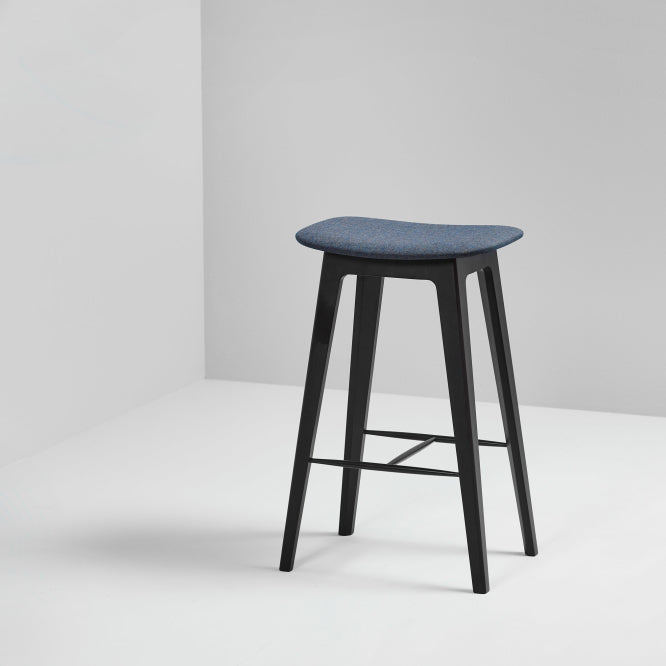 Sackit Barhocker – Schwarz – Buchenholz, Bezug Remix 2 – H: 67 × B: 46 × T: 33,5 cm – für drinnen