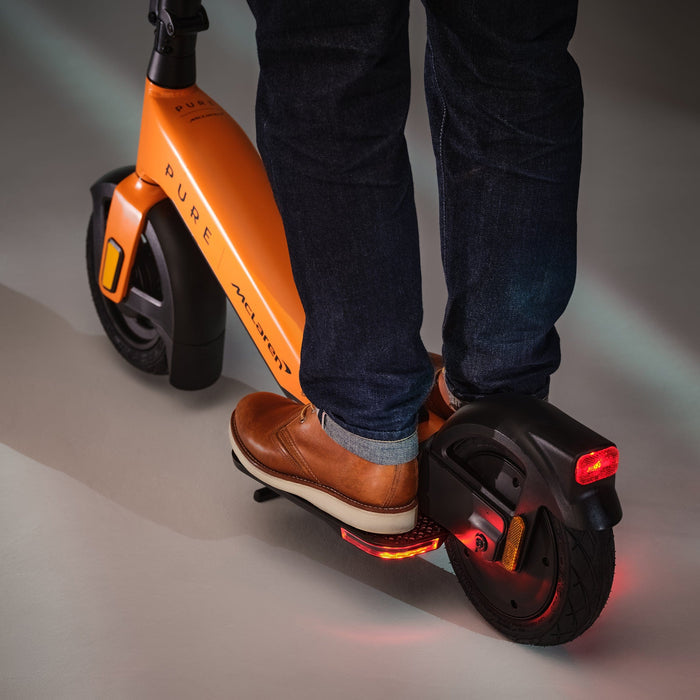 Pure Electric Elektroroller x McLaren – 20 km/h, 500 W, 40 km Reichweite – Orange, Aluminium