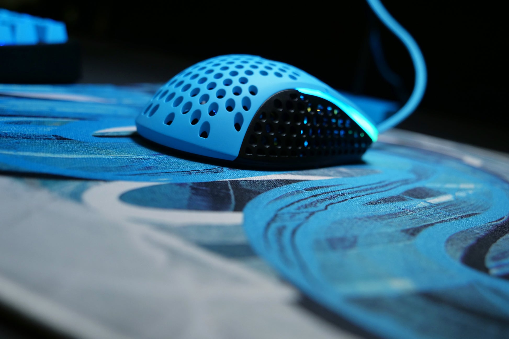 CHERRY XTRFY GP4 Street L – Gaming-Mauspad – Anti-Rutsch-Basis, Gestickte Kanten, Blau/Schwarz
