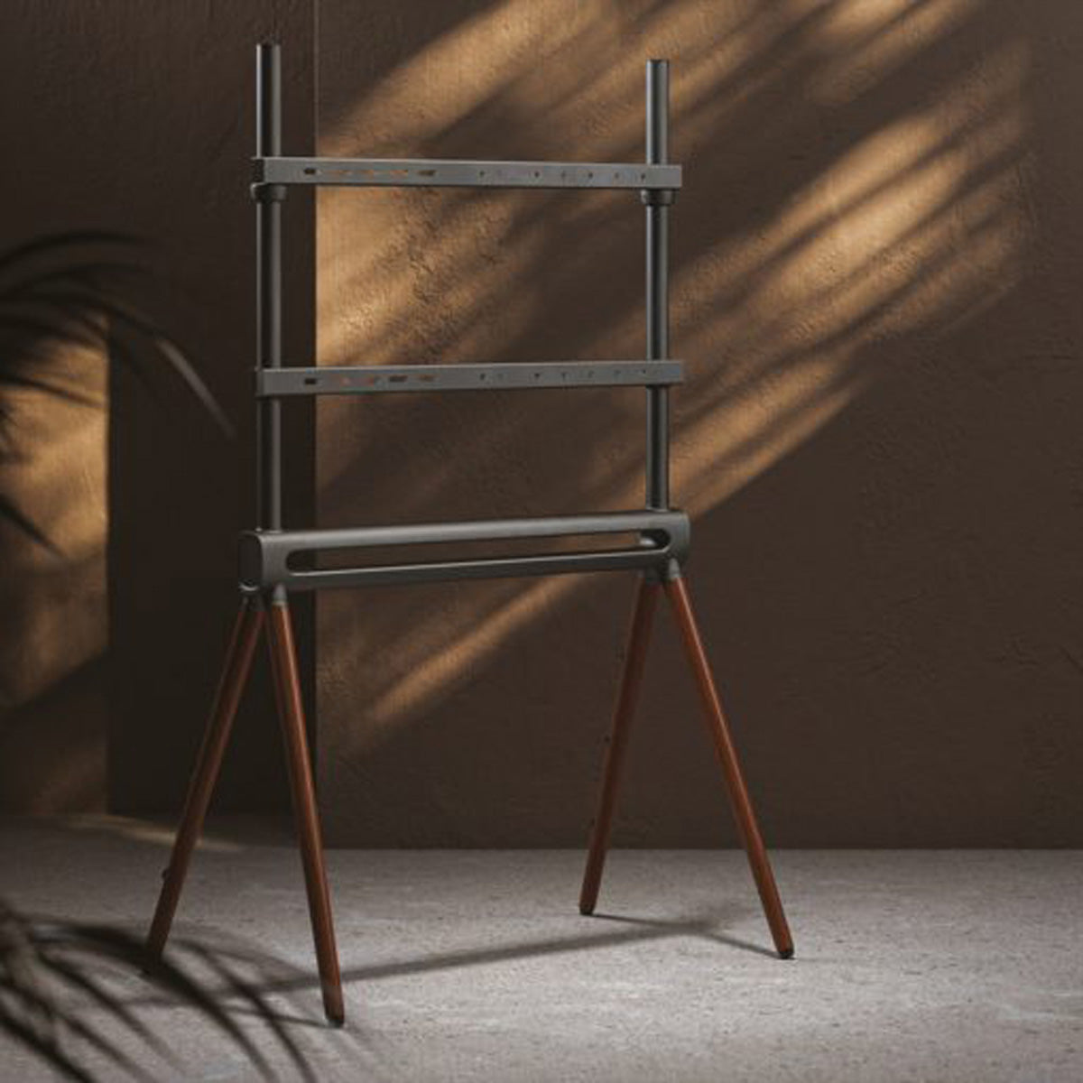 Hagor Bodenständer – 40–70" – VESA 200×200–600×400 – bis 40 kg, Diebstahlsicherung – Schwarz/Holz