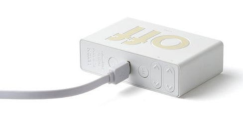 LEXON Flip Mini Digitalwecker – Snooze, USB, 8 × 2,3 × 4,9 cm, Weiss