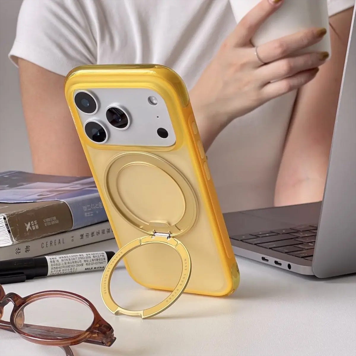 Torras Ostand R Air Backcover – für Apple iPhone 17 Pro, MagSafe, mit Ständer, PC+TPU, Gelb