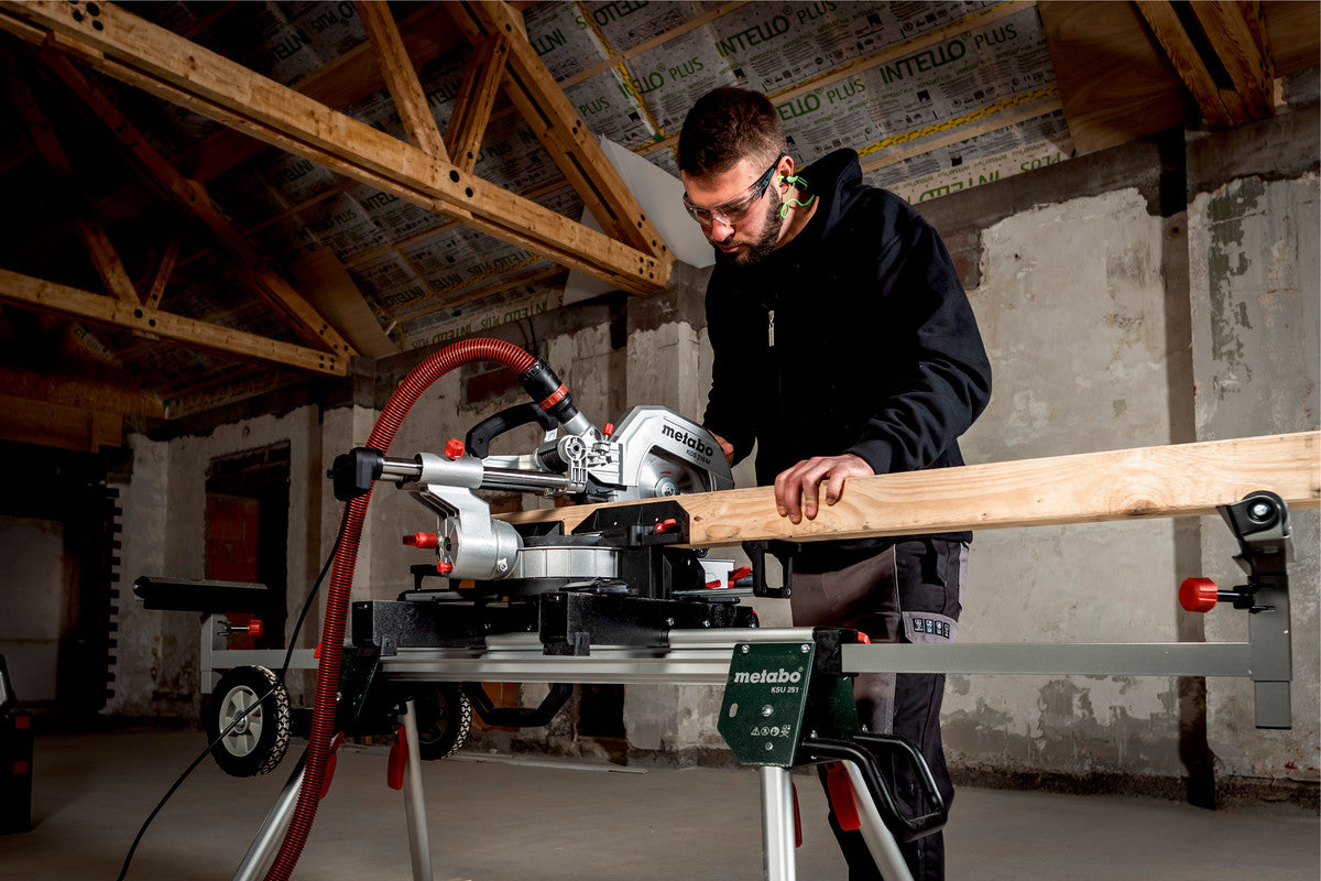 Metabo Kappsäge KGS 216 M – 1 500 W – Sägeblatt-Ø 216 mm – inkl. Sägeblatt & Staubbeutel
