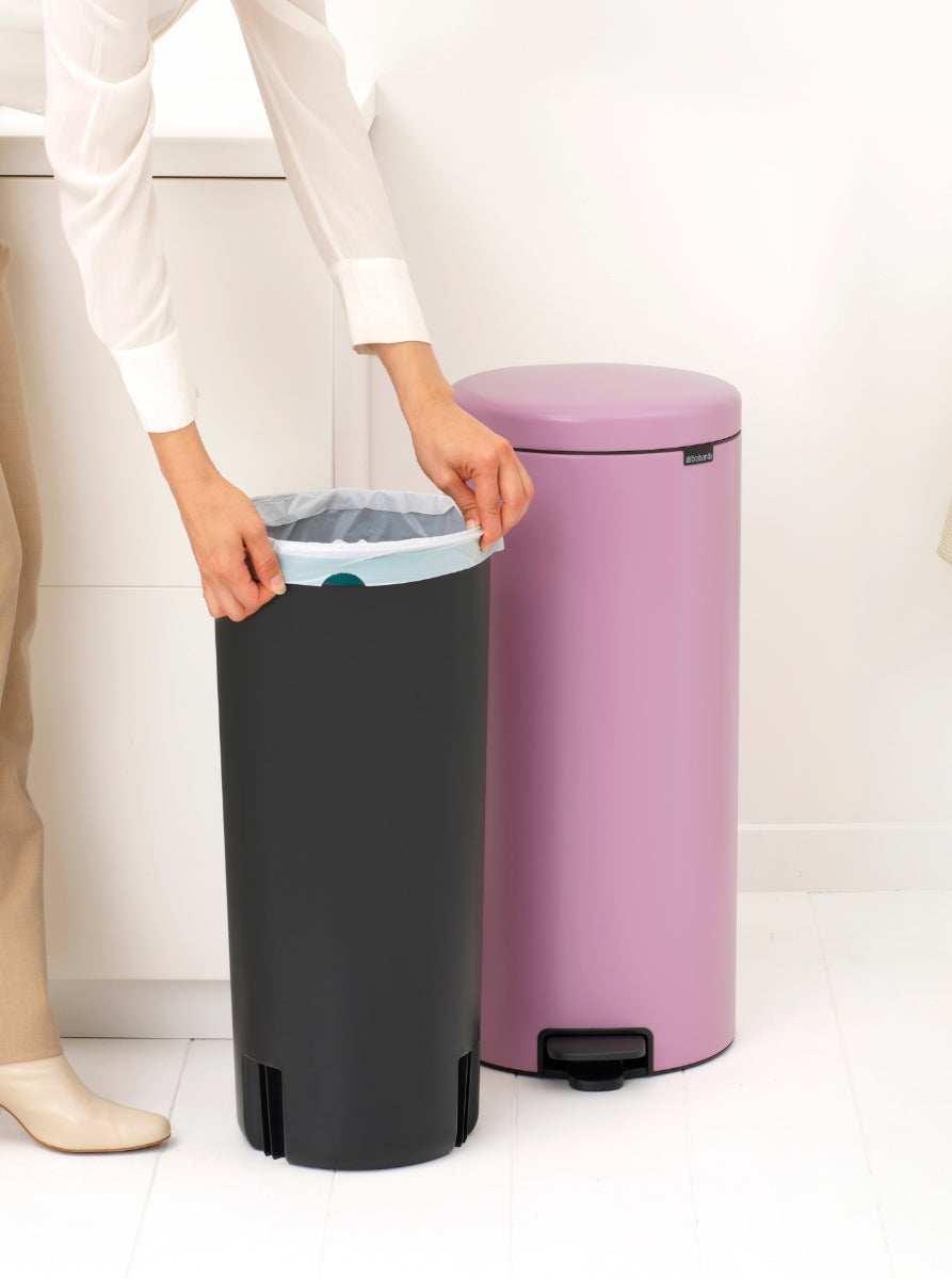 Brabantia NewIcon Treteimer – 30 l – Edelstahl, rund – Rosa – Soft-Close, mit Innenkübel