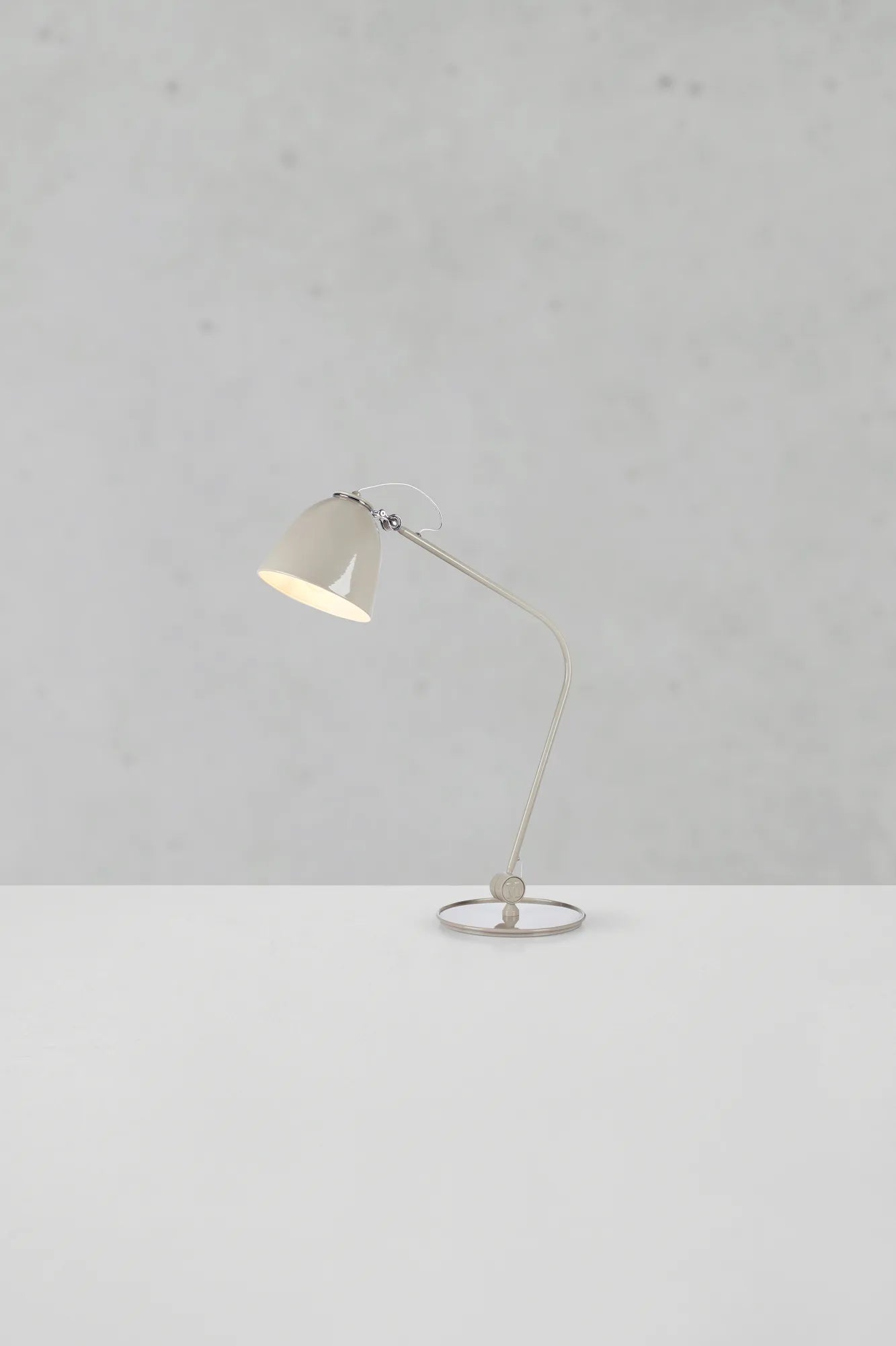 Markslöjd Tischleuchte Tilt – LED 60 W, Ein/Aus-Schalter – Grau