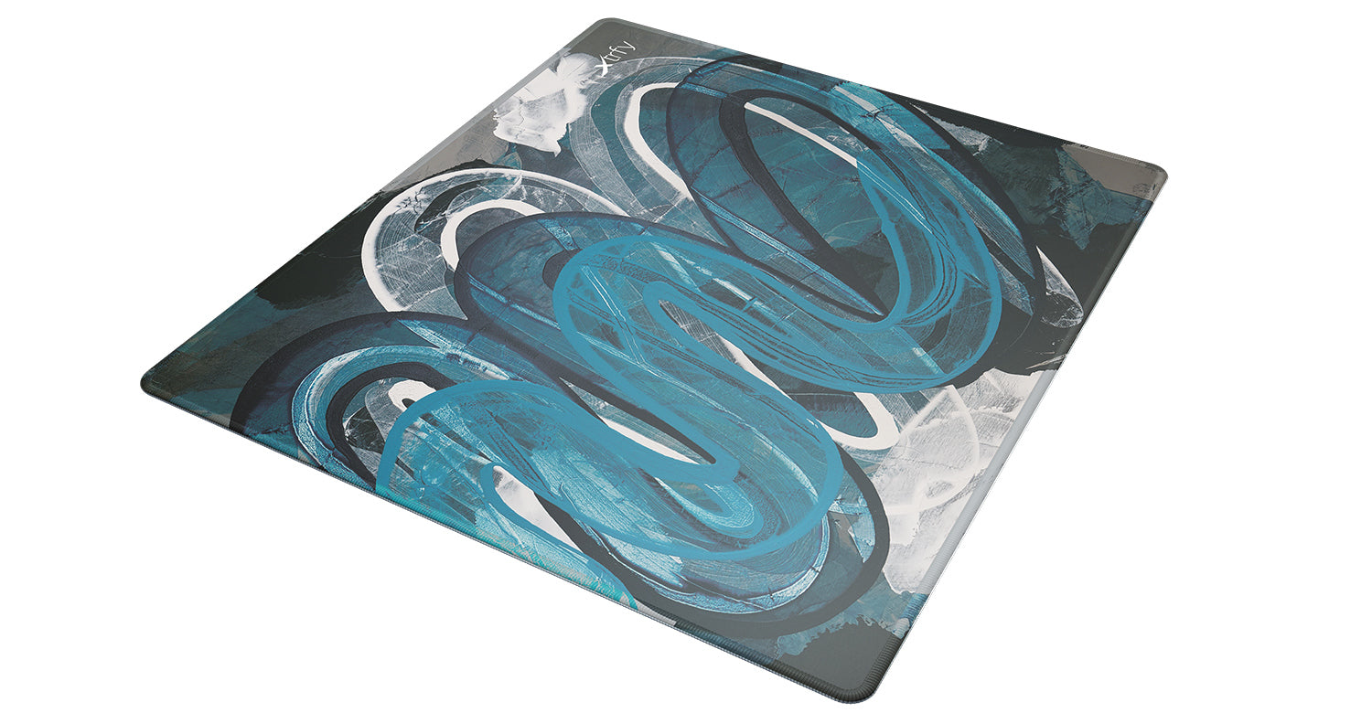 CHERRY XTRFY GP4 Street L – Gaming-Mauspad – Anti-Rutsch-Basis, Gestickte Kanten, Blau/Schwarz
