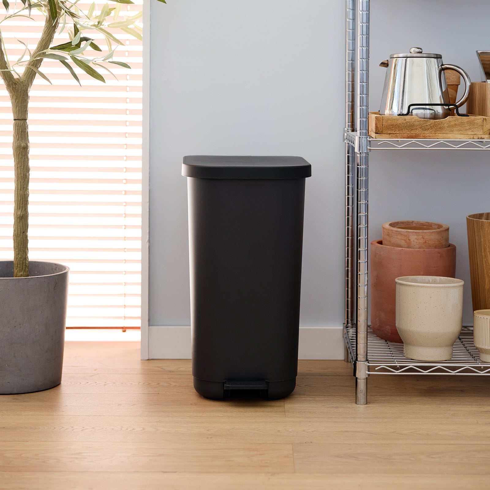 Rotho Treteimer ORBE – 35 l – Recycling-Kunststoff, rechteckig – schwarz – Anti-Rutsch