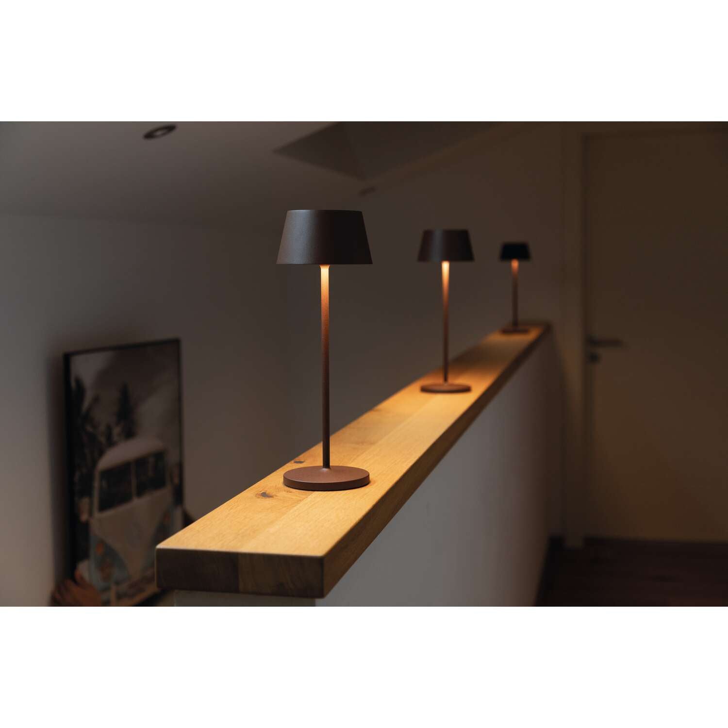 MAUL LED-Tischleuchte Nina – Akku, USB-C, Ladestation, dimmbar – 4000 K – 210 lm 3 W – Braun