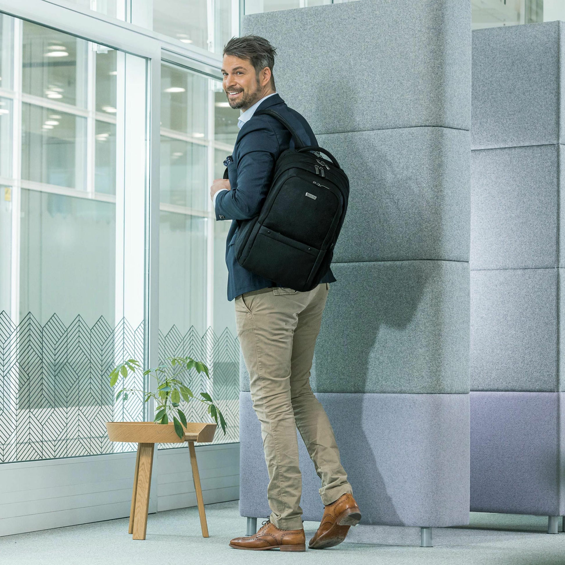 DICOTA Notebook-Rucksack 15,6" – aus recycelten Materialien – Schwarz