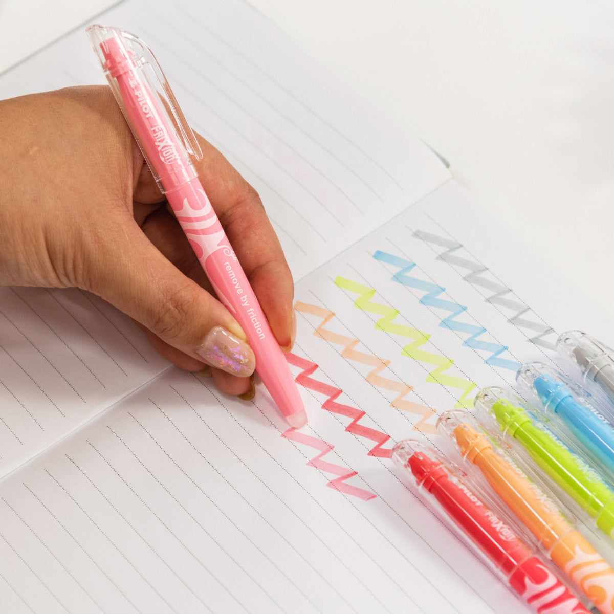 Pilot FriXion Light Textmarker Koralle – Keilspitze, 3,3 mm, radierbar