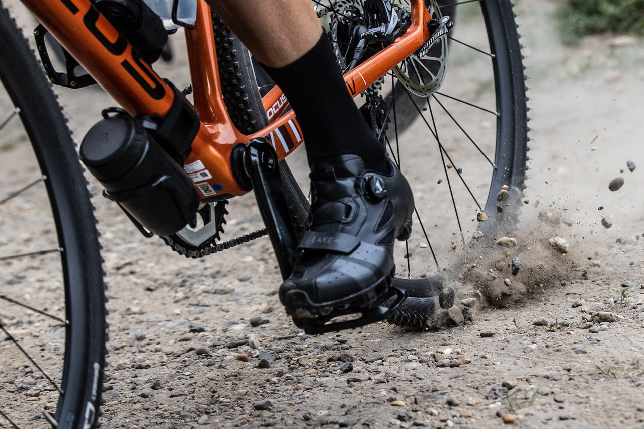 BBB Cycling Flaschenhalter – beidseitig montierbar, einfache Montage – dunkelgrau, Gummi, Silikon – 1 Stk.