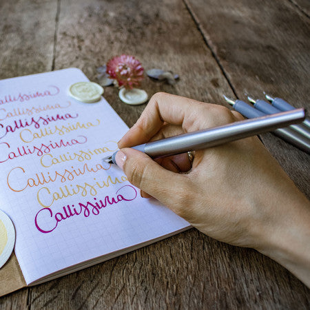 Schneider Schreibgeräte Schneider Callissima Kalligrafie Set – 1,1/1,5/1,8 mm – für Rechts- & Linkshänder – Anthrazit – Patronen