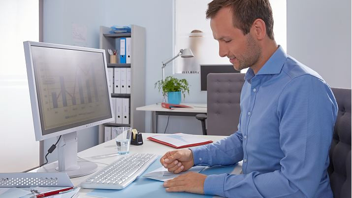 TESA Büro-Klebeband – permanent, klar, Kunststoff, 19 mm × 10 m, Kern Ø 26 mm, 8 Rollen