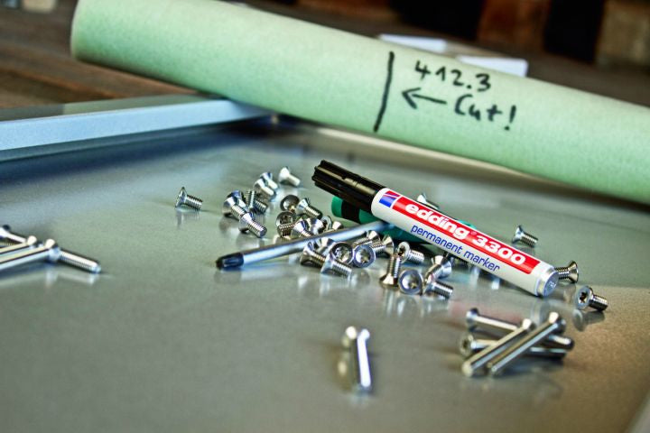 Edding 3300 Permanentmarker – Keilspitze 1–5 mm – Mehrfarbig, 10er-Pack – für Glas, Metall und Kunststoff