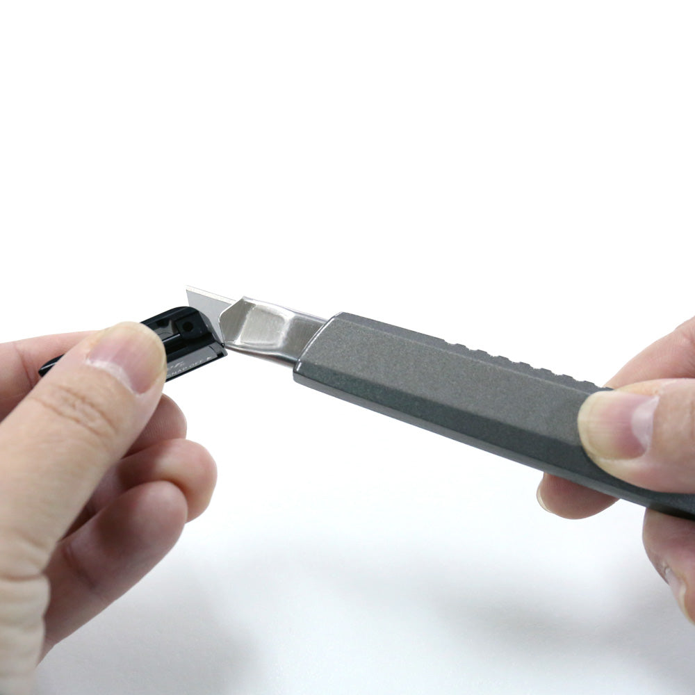 NT Cutter A-300 – Abbrechmesser 9 mm, Aluminium, einziehbar, grau