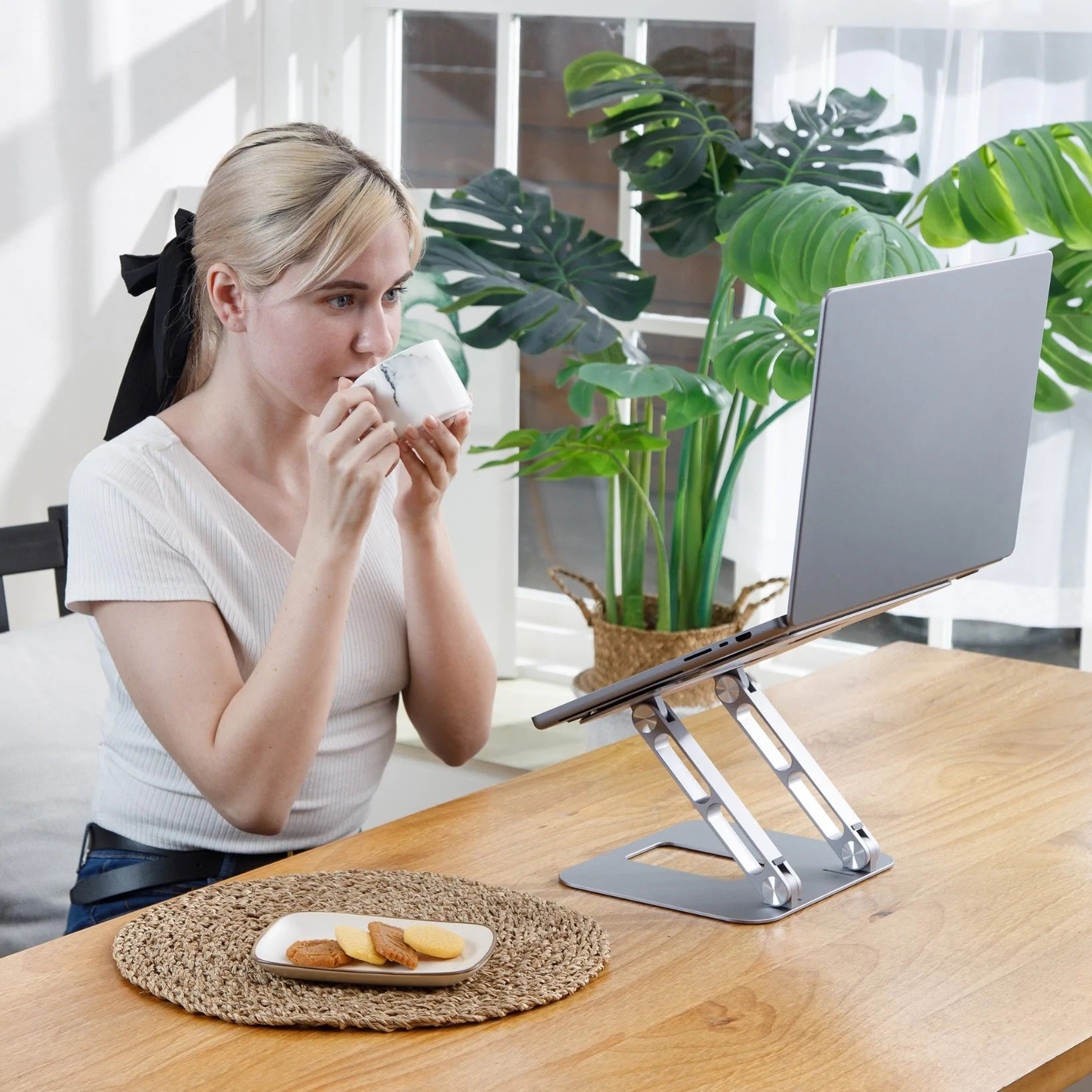 j5create Laptop-Ständer – bis 16", bis 4 kg – Schwarz/Grau