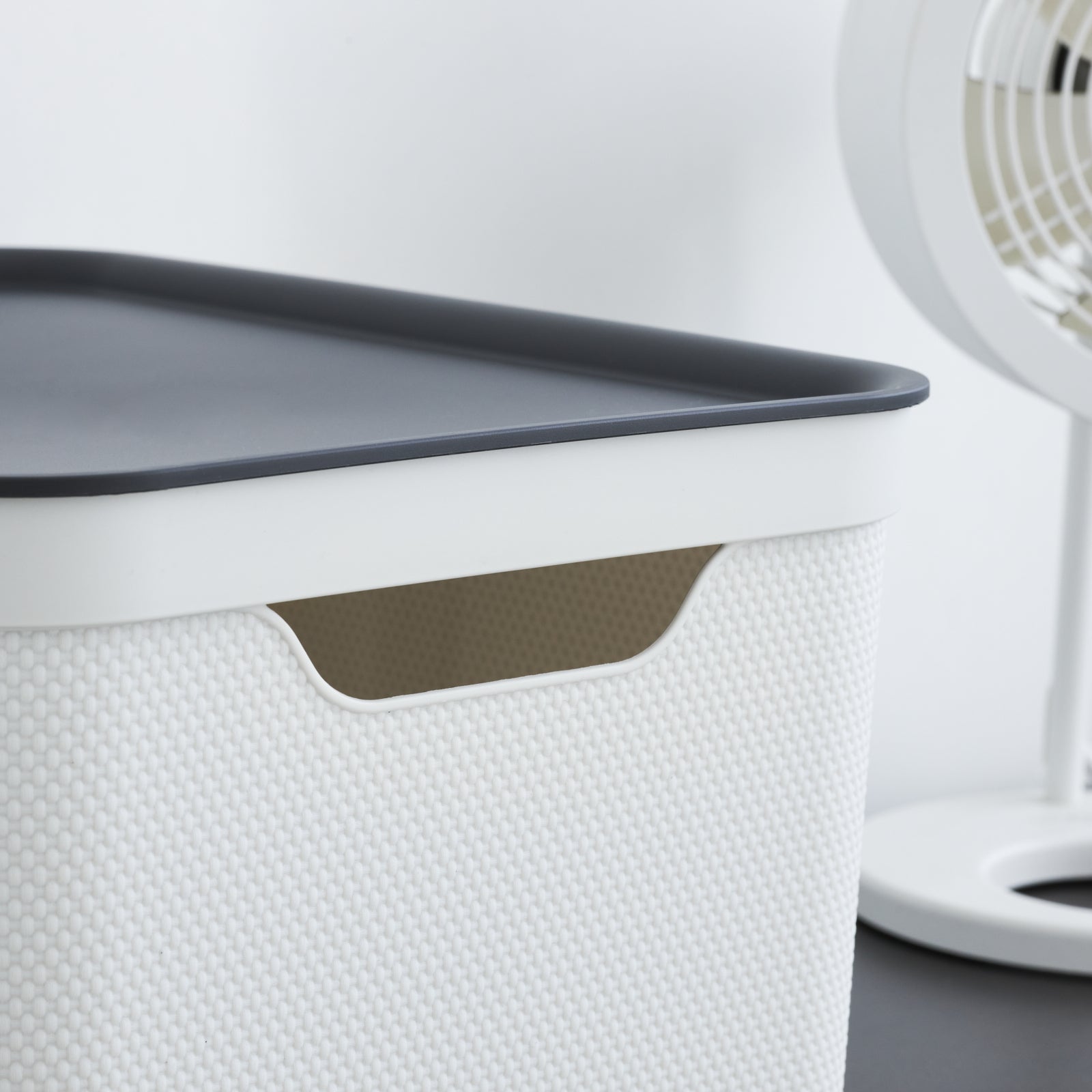 Rotho JIVE Aufbewahrungsbox 16 l (mit Deckel) – Recycling-Kunststoff – Weiss – für A4