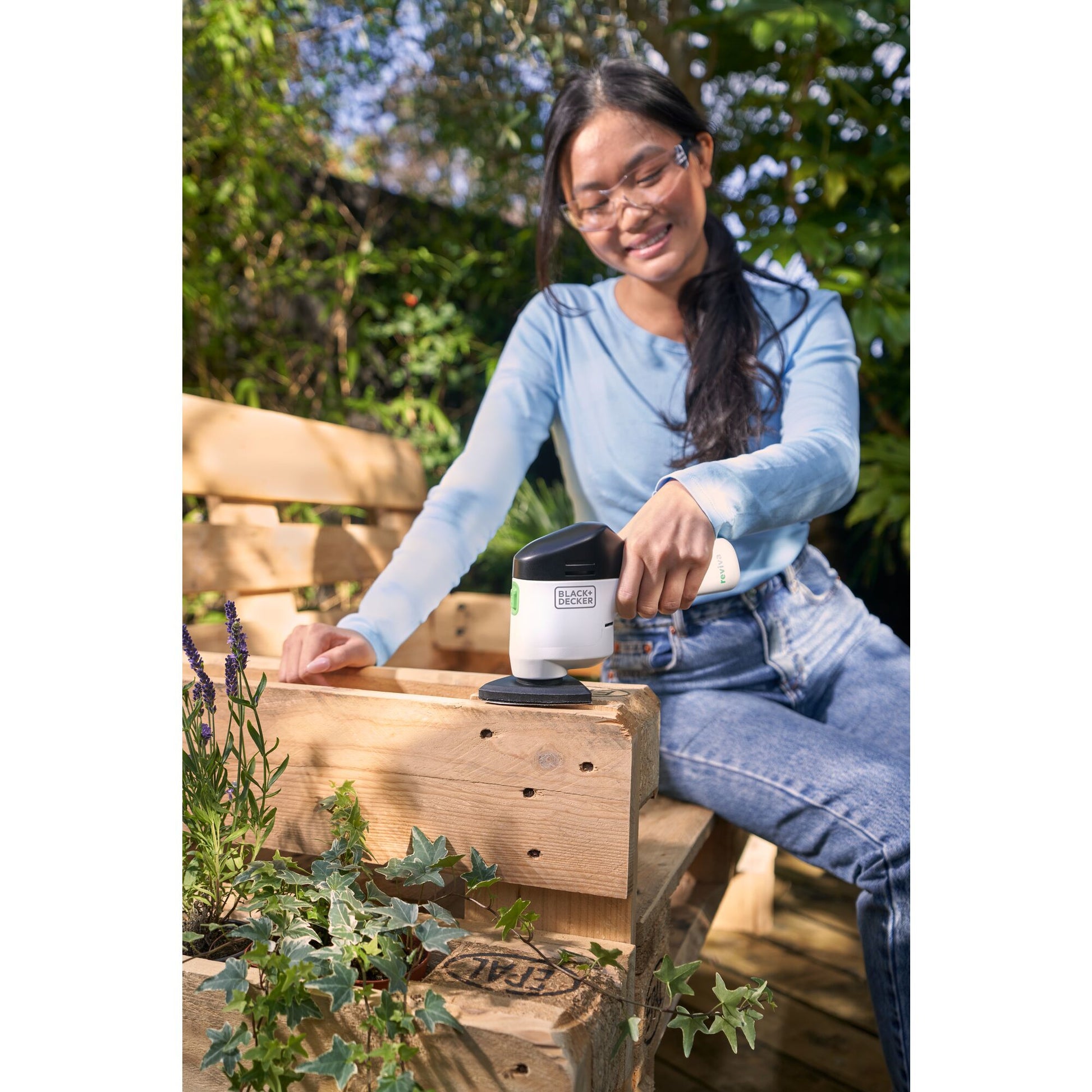 Black & Decker reviva – reviva Akku-Deltaschleifer, Gehäuse aus 50% recycelten PET-Flaschen, REVDS12C