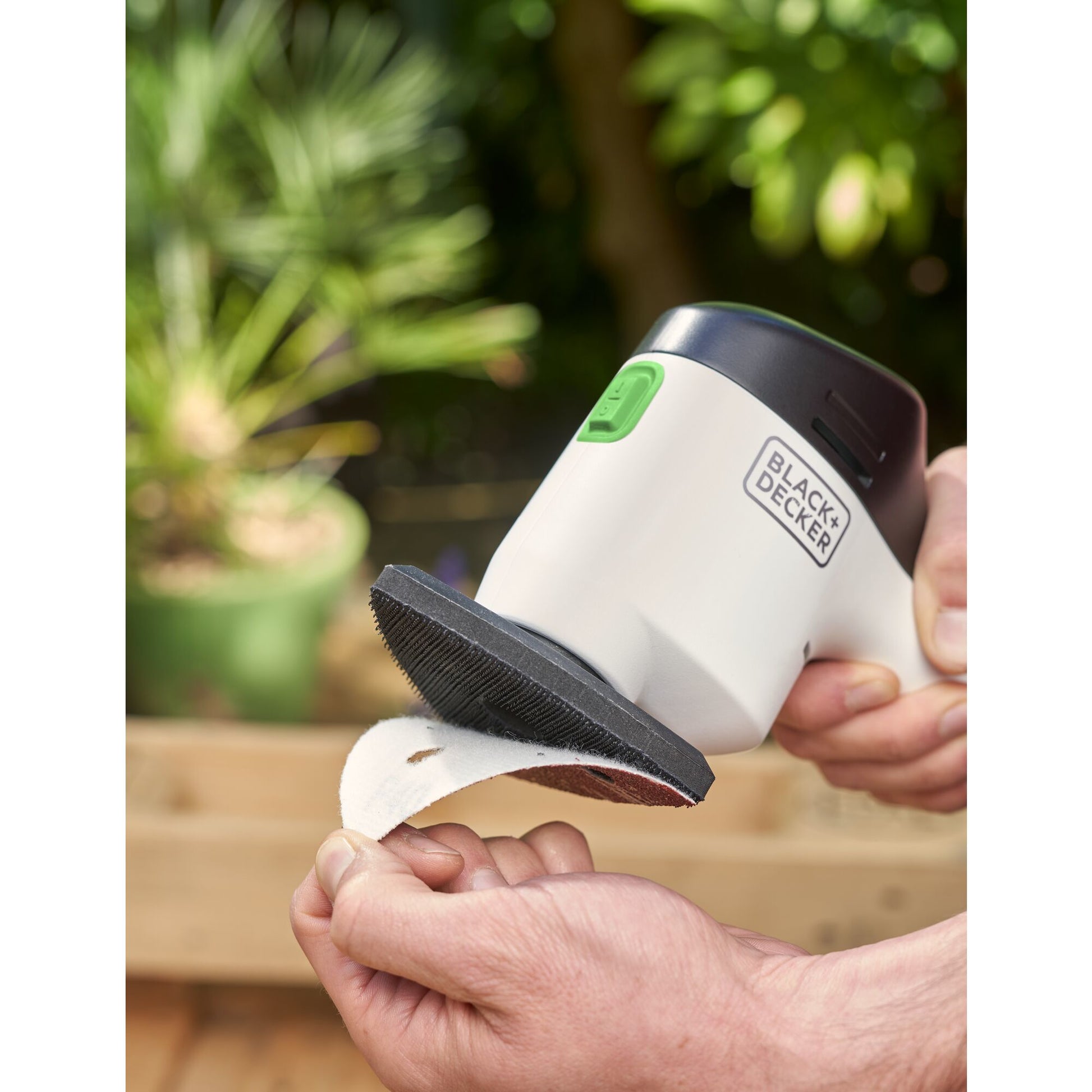 Black & Decker reviva – reviva Akku-Deltaschleifer, Gehäuse aus 50% recycelten PET-Flaschen, REVDS12C