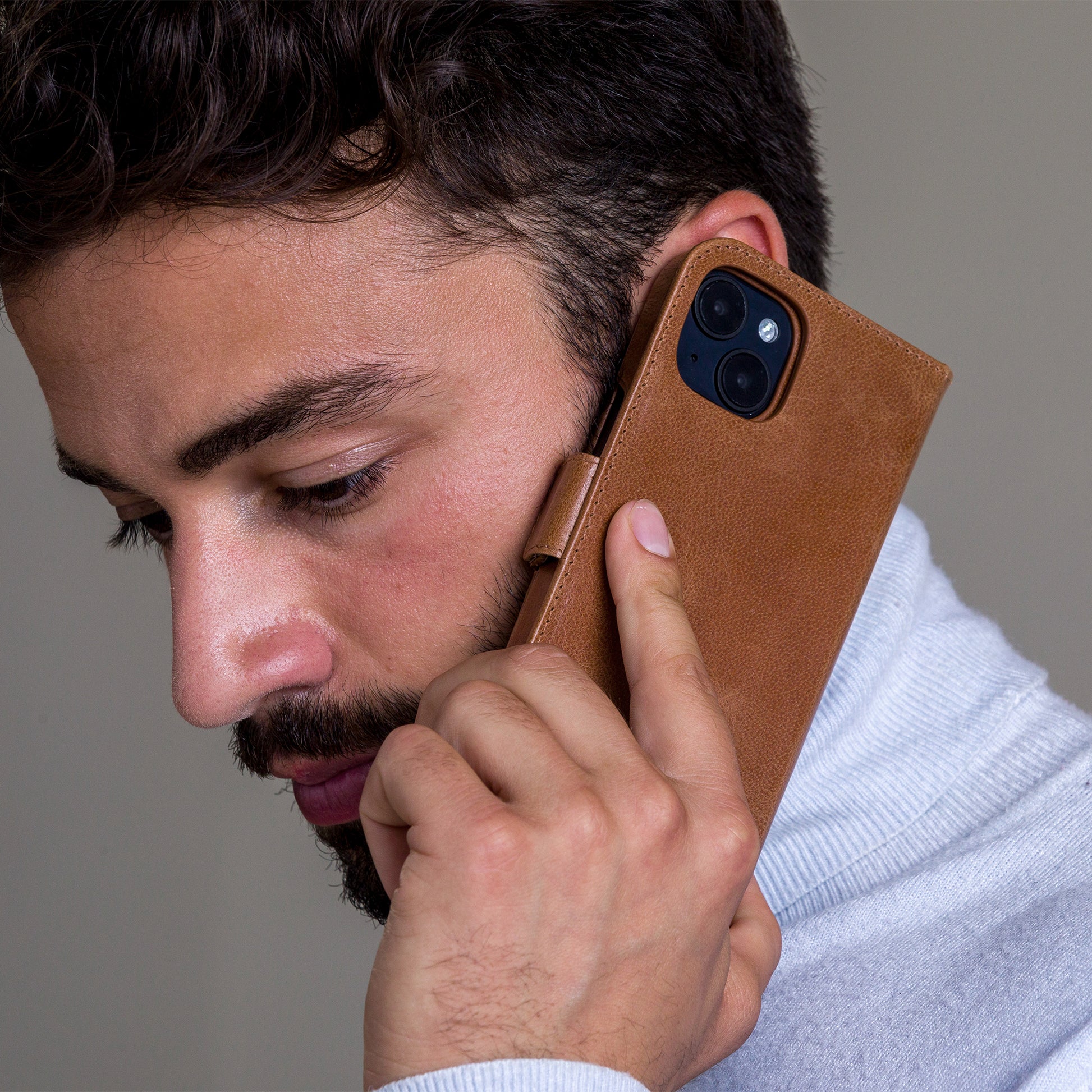 dbramante1928 Lynge Wallethülle – für Apple iPhone 14 Plus, 3 Kartenfächer, Leder, Beige