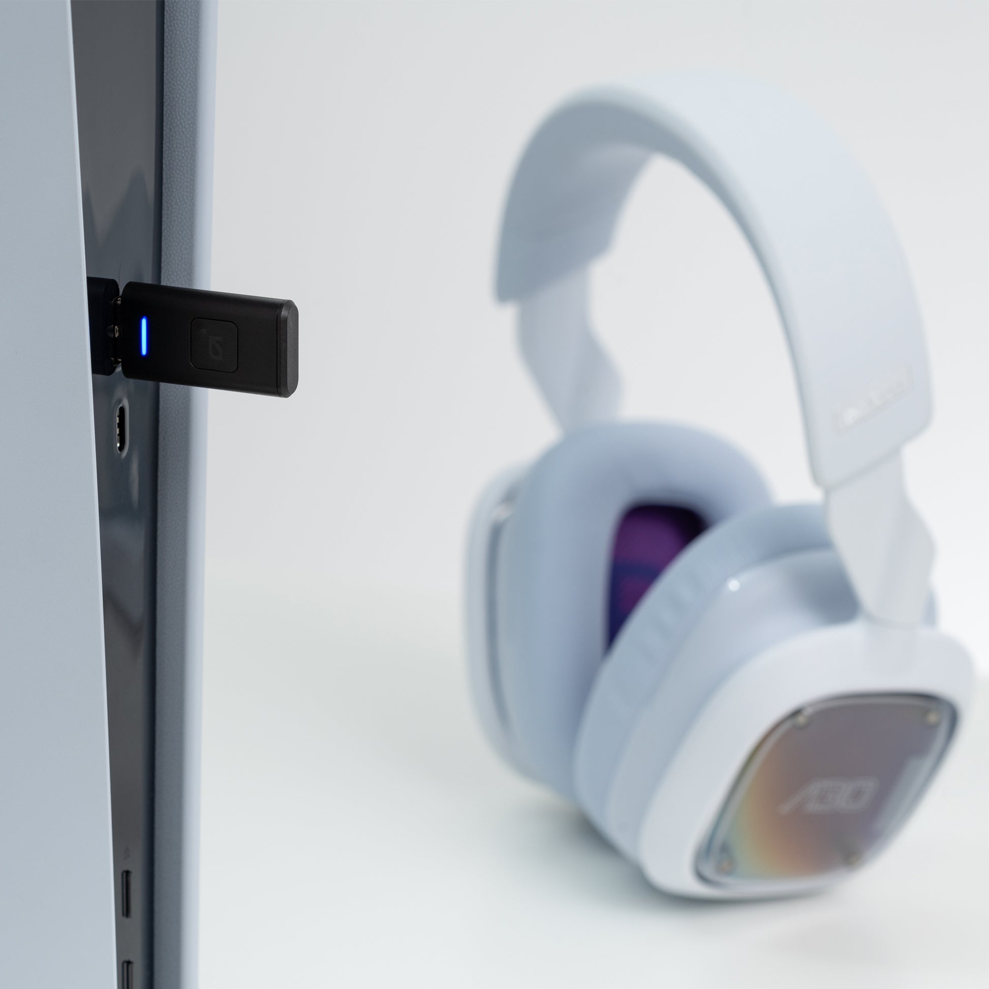 ASTRO Gaming A30 Gaming-Headset – Over-Ear, Stereo, Kabel + BT, mit USB-A-Dongle, Weiss