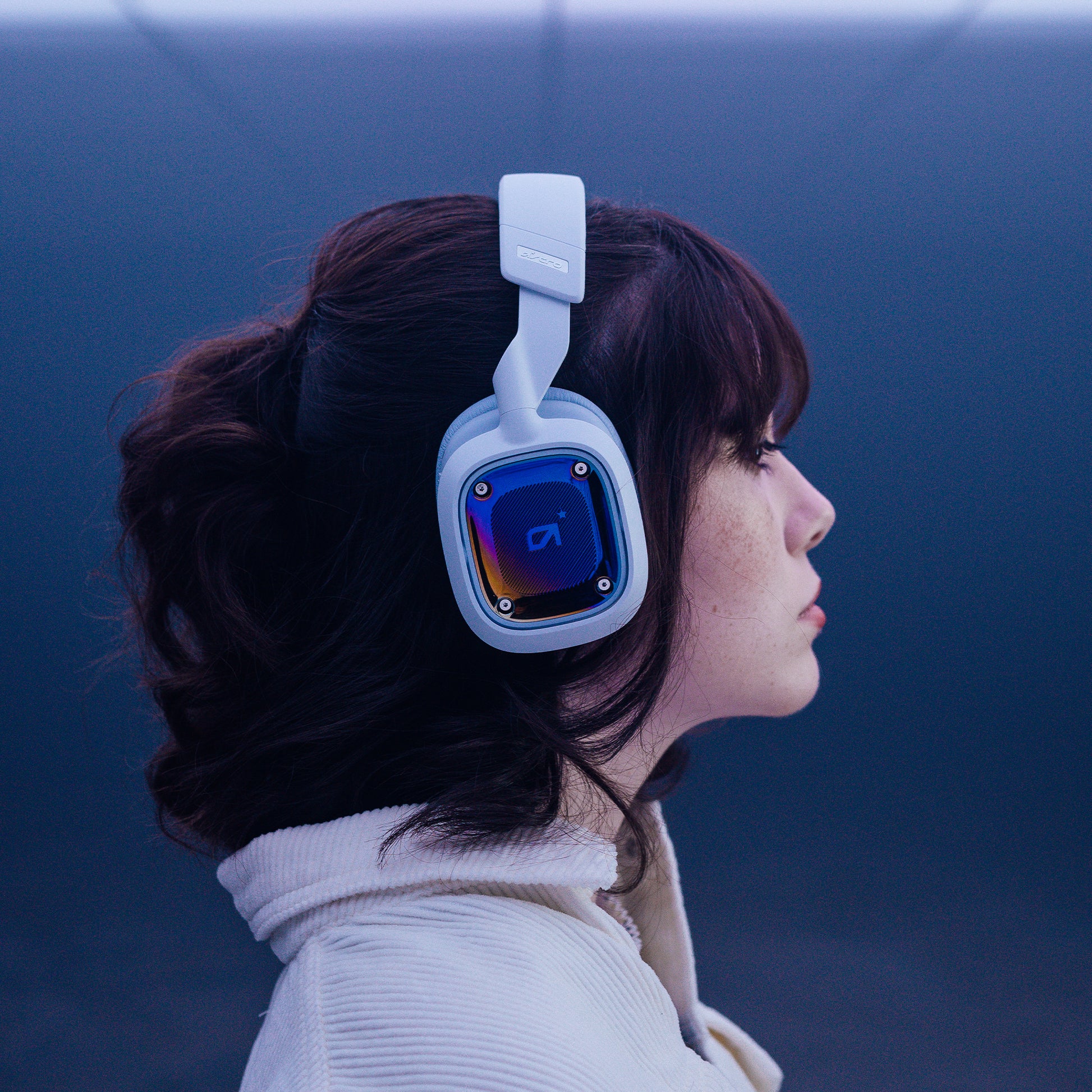 ASTRO Gaming A30 Gaming-Headset – Over-Ear, Stereo, Kabel + BT, mit USB-A-Dongle, Weiss