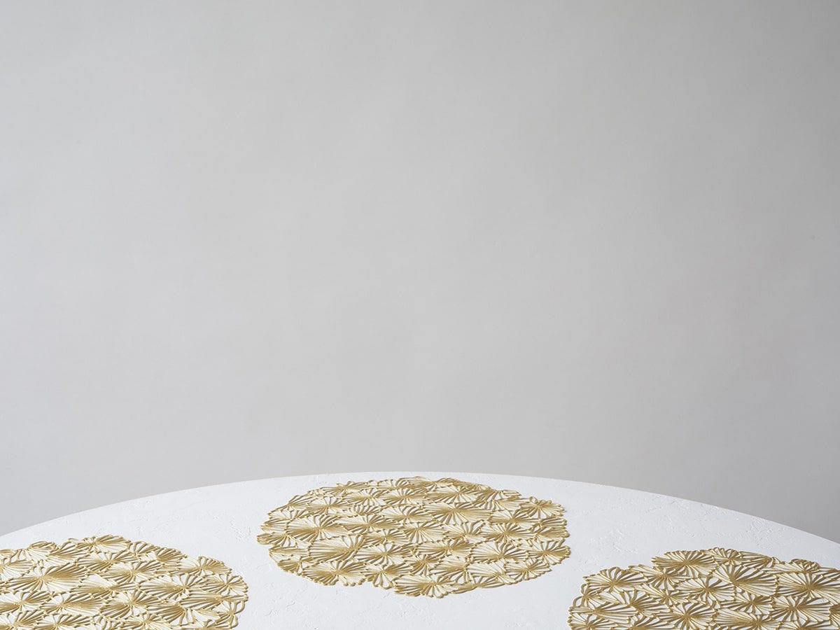 Chilewich Tischset Daisy – rund, Vinyl, gold, Ø38 cm