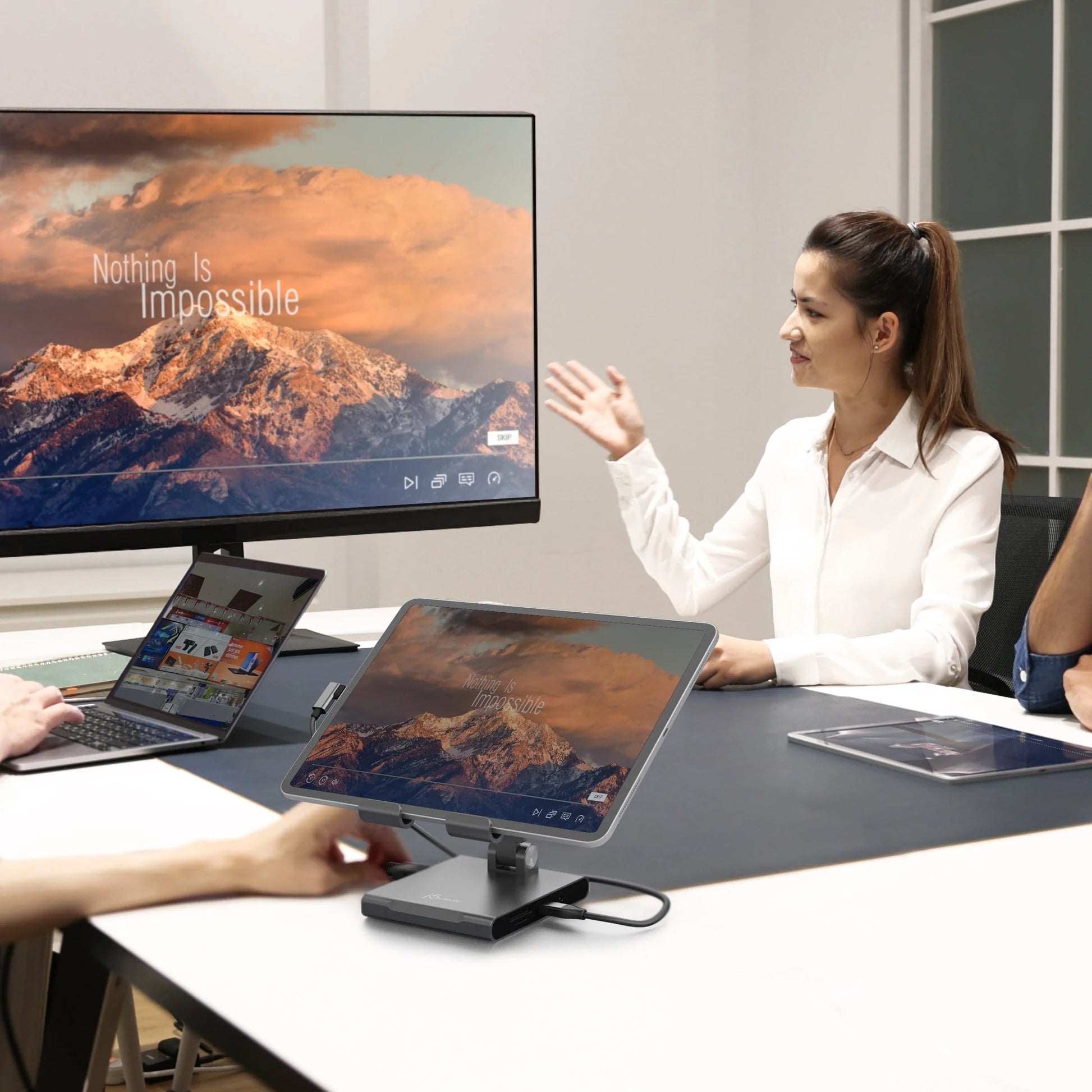 j5create Tablet-Ständer – für iPad Pro/Air/mini mit USB-C-Anschluss – bis 12,9" – USB-C PD 100W – Grau