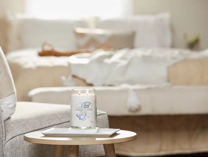 Yankee Candle Duftkerze – Soft Blanket – Brombeere – 567 g – 90 h – 9,4×15,7 cm (D×H) – Weiss