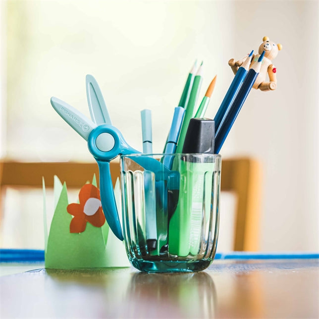 Fiskars Kinderschere, für Rechts- und Linkshänder – Kunststoff, federunterstützter Übungshebel, Blau