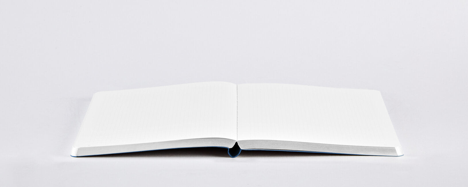 nuuna Notizbuch – A5 – punktiert – 176 Seiten – 120 g/m² – Softcover, Gummiband, nummerierte Seiten – blau
