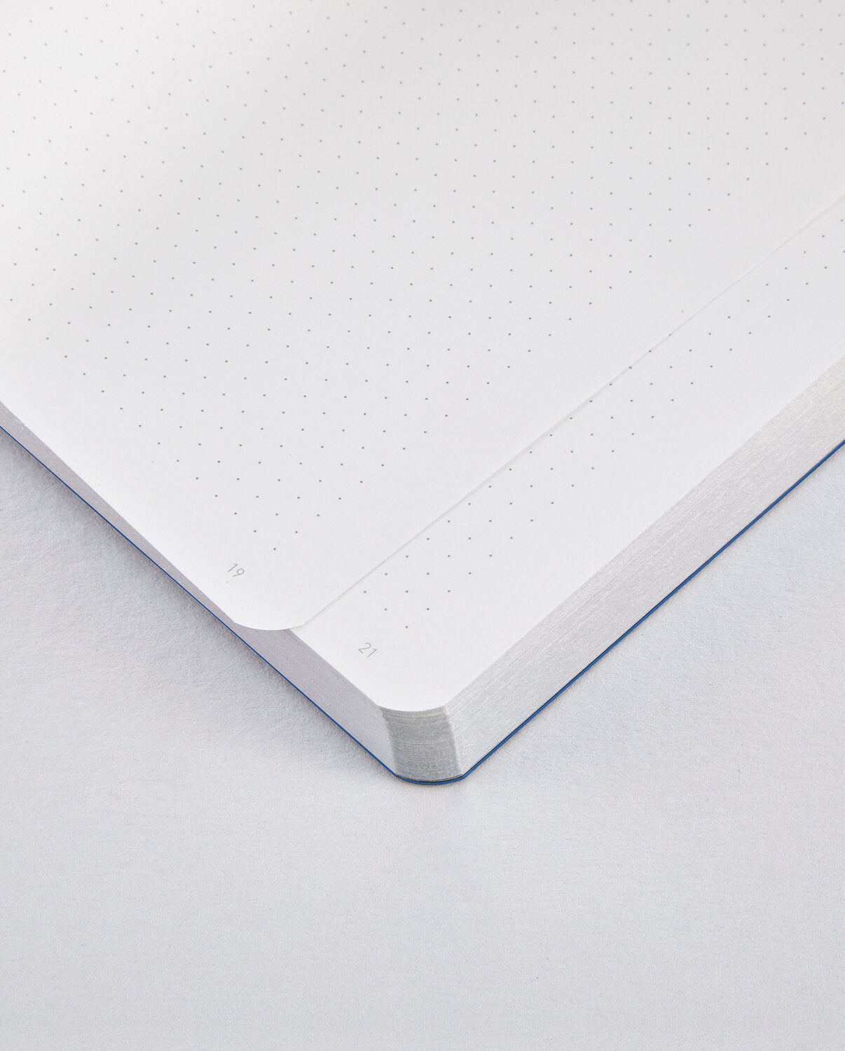 nuuna Notizbuch – A5 – punktiert – 176 Seiten – 120 g/m² – Softcover, Gummiband, nummerierte Seiten – blau