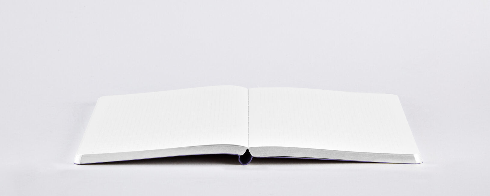 nuuna Notizbuch – A5 – punktiert – 176 Seiten – 120 g/m² – Softcover, Gummiband, recyceltes Leder, violett