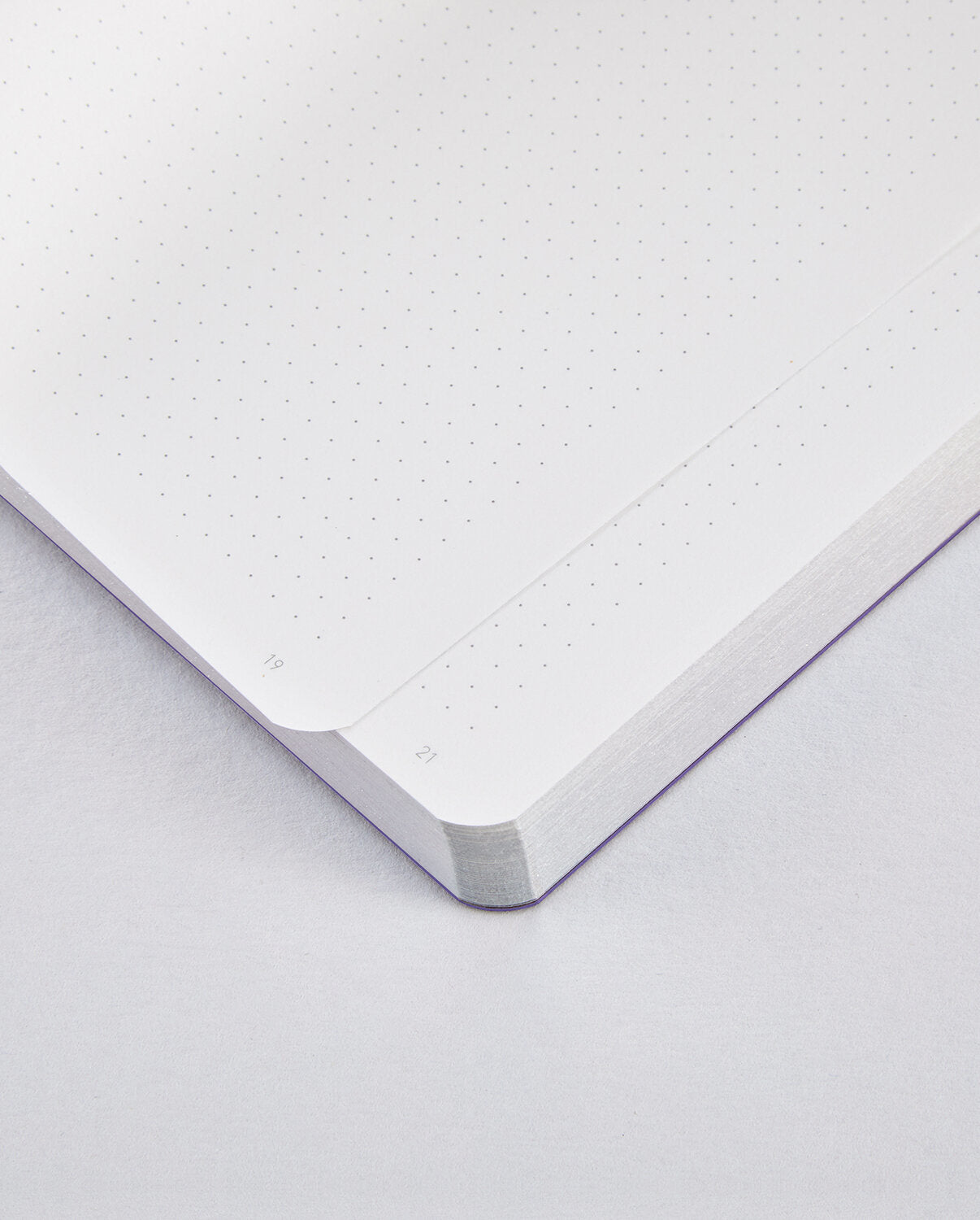 nuuna Notizbuch – A5 – punktiert – 176 Seiten – 120 g/m² – Softcover, Gummiband, recyceltes Leder, violett