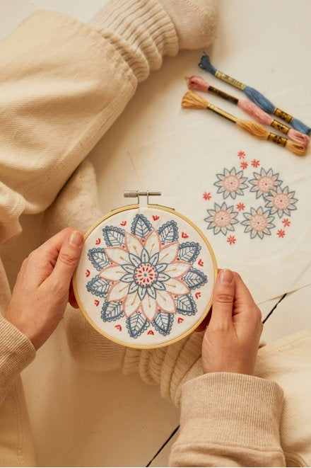 DMC Mindful Making – Nähset – Blumen-Mandala – 10-teilig – 8 m Baumwolle, Bambus