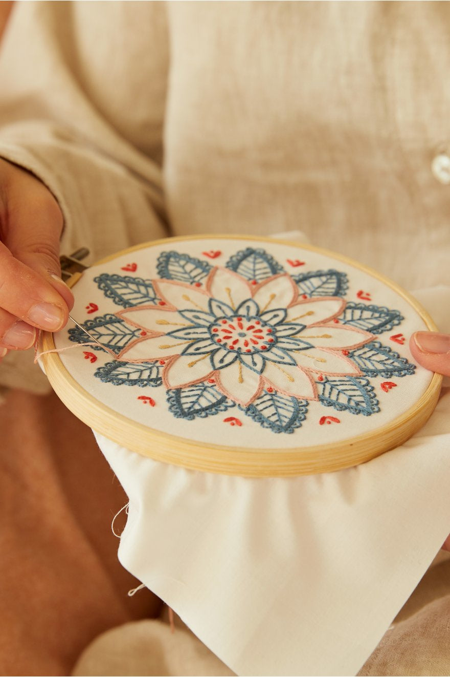 DMC Mindful Making – Nähset – Blumen-Mandala – 10-teilig – 8 m Baumwolle, Bambus