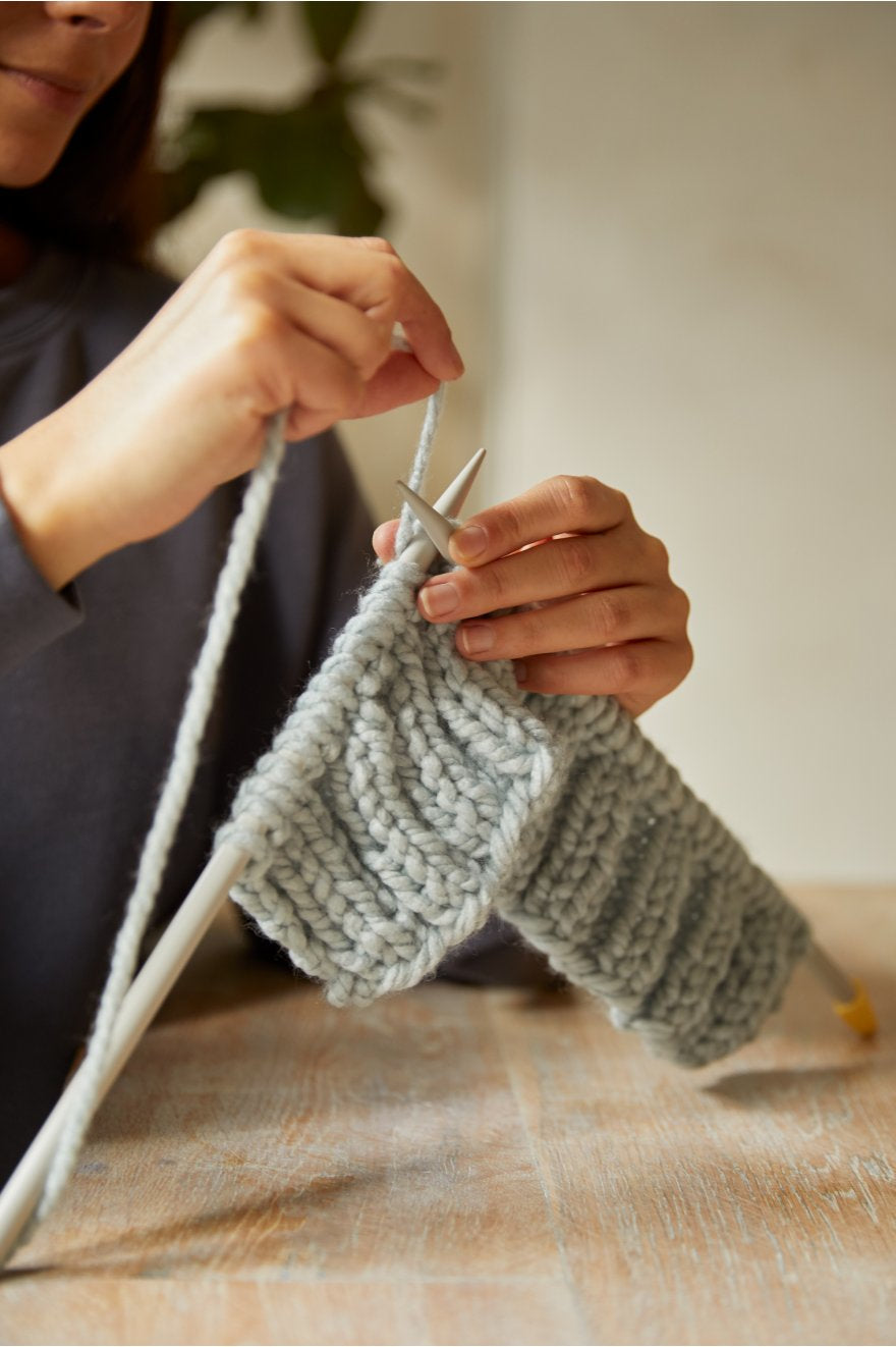 DMC Mindful Making Strickset Mütze und Pulswärmer – Hellblau, Ndl 10 mm, 6 Stk., Acryl