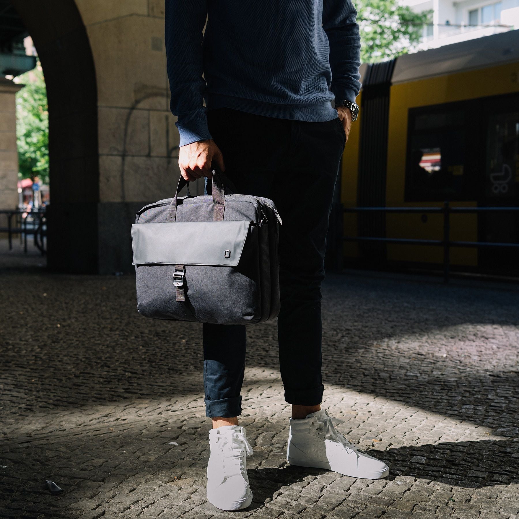 DICOTA STYLE Notebook-Tasche bis 15,2" – abschliessbar, Trolley-Befestigungsband – Schwarz