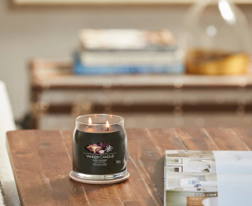 Yankee Candle Duftkerze – Black Coconut (Kokosnuss & Zedernholz) – Ø 9,3 × 11,4 cm – ca. 50 h