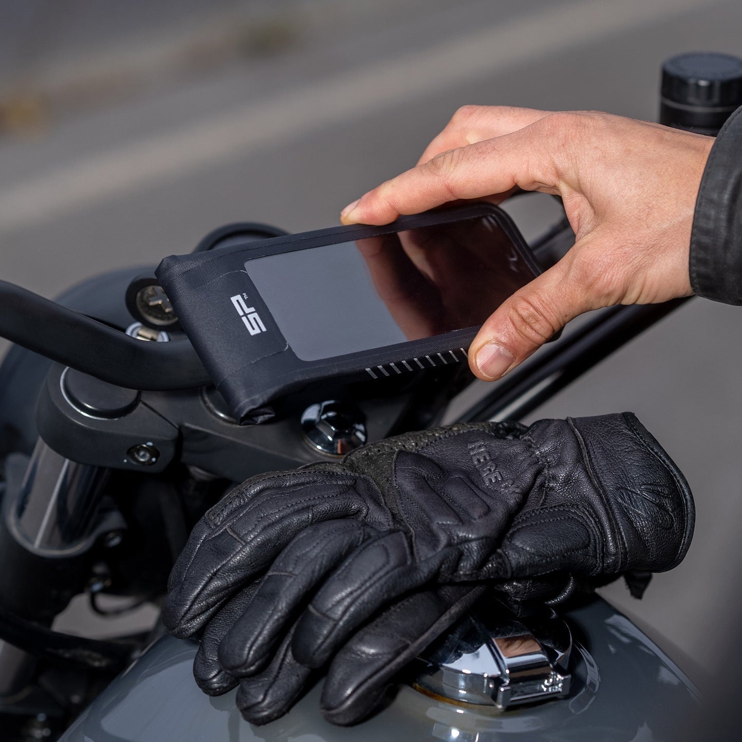 SP Connect Pouch/Umhängetasche – für Smartphones bis 165 × 80 mm, EVA, Schwarz, mit Fahrradhalterung