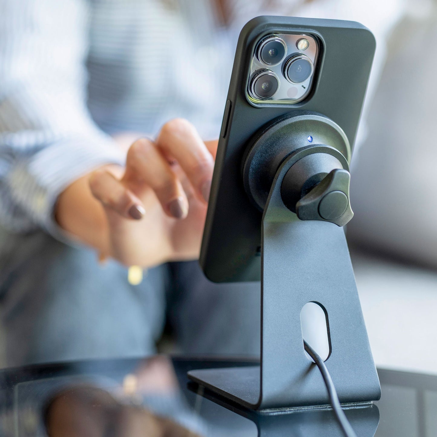 SP Connect Charging Office Stand SPC+ Ladeständer – Kabelloses Laden, magnetisch – für Smartphones – Schwarz