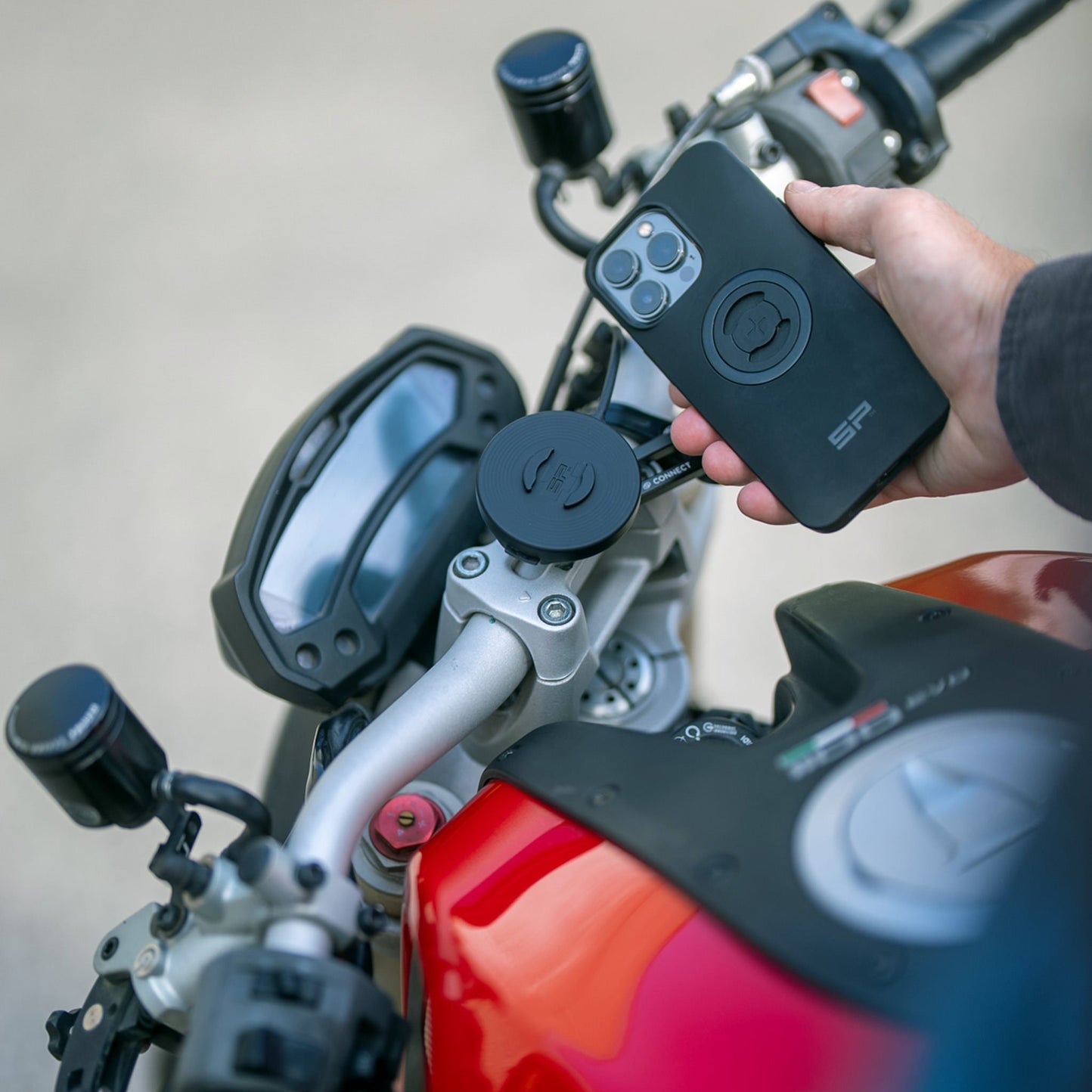 SP Connect Lademodul SPC+ – Fahrrad-/Motorradhalterung – magnetische Montage – MagSafe 3, 15 W – Schwarz