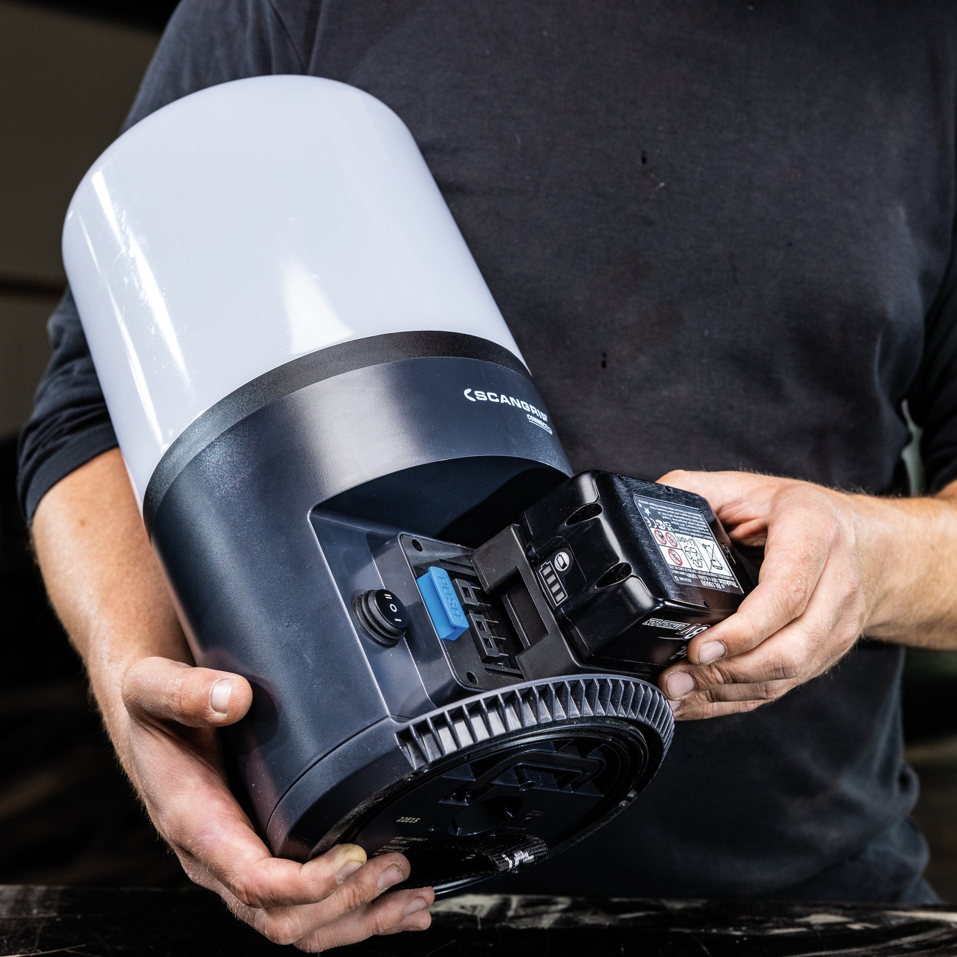 SCANGRIP Arbeitsstrahler – 6'000 lm, 54 W – 6000 K – IP54 – Akkubetrieb, für CAS – Haken – Schwarz