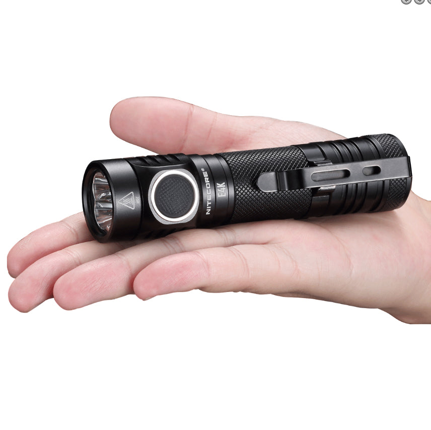 Nitecore Taschenlampe E4K – 4400 lm, 211 m, IP68, USB, Turbo/SOS/Stroboskop – Schwarz